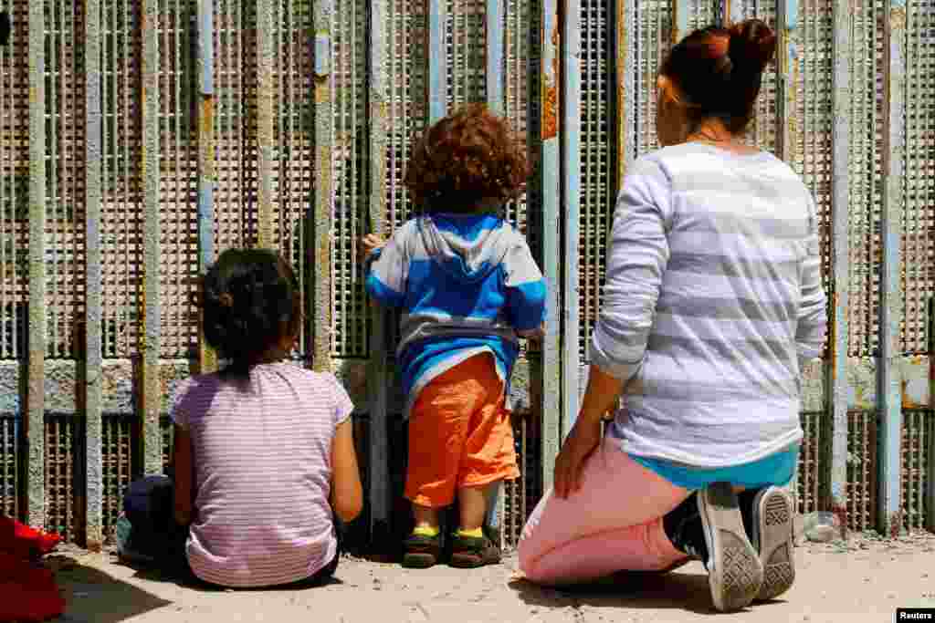 Sebuah keluarga merayakan &quot;Hari Ibu&quot; di Tijuana, Meksiko yang berbatasan dengan Amerika Serikat.