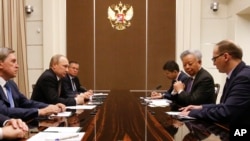 Presiden Rusia Vladimir Putin (dua dari kiri) bertemu dengan Presiden Bank Investasi Infrastruktur Asia (AIIB) Jin Liqun (dua dari kanan) di kediaman Bocharov Ruches, Sochi, Rusia (18/5).