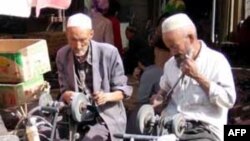 Warga muslim Uighurs di daerah otonomi Xinjiang Uygur, Tiongkok (Foto: dok). Pemerintahh Tiongkok telah menjatuhkan hukuman mati bagi tiga muslim Uighurs yang didapati bersalah hendak membajak pesawat awal tahun ini.