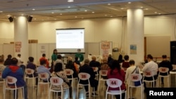 香港市民在一個疫苗接种中心等候接种中国科兴新冠疫苗。（2021年2月26日）