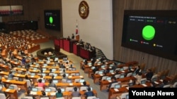 12일 한국 국회 본회의에서 '침략역사 및 위안부에 대한 반성없는 일본 아베총리 규탄 결의안'이 통과되고 있다.