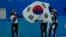 한국 쇼트트랙 선수들이 우승 후 태극기를 휘날리고 있다. 