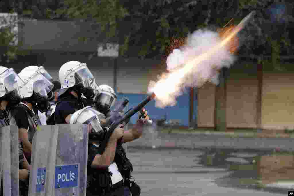 Seorang polisi Turki menembakkan gas air mata ke arah demonstran, dalam aksi demonstrasi untuk memprotes kematian aktivis Ahmet Atakan di kota Hatay, Turki.