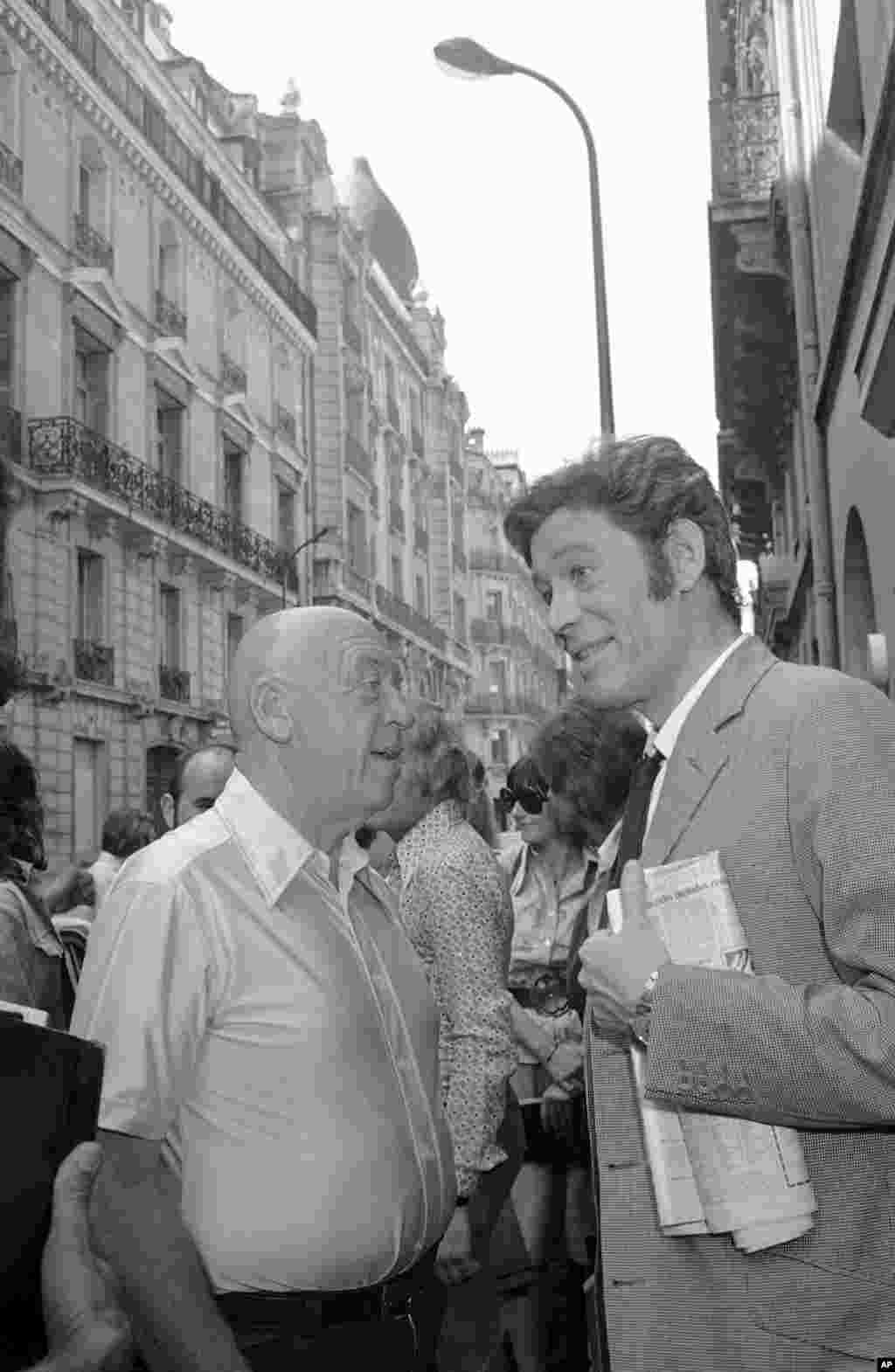 پیتر اوتول در حال صحبت با اوتو پرمینگر، کارگردان سینما سر صحنه فیلمبرداری &laquo;رُزباد&raquo; در پاریس، 27 ژوئیه 1974