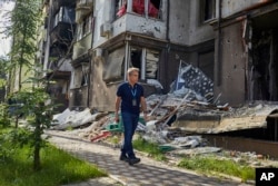 លោក Ben Stiller ឯកអគ្គរដ្ឋទូតសុច្ឆន្ទៈរបស់ UNHCR ធ្វើទស្សនកិច្ចនៅតំបន់ Lypki ទីក្រុង Irpin ក្នុងប្រទេសអ៊ុយក្រែន ថ្ងៃច័ន្ទ ទី២០ ខែមិថុនា ឆ្នាំ២០២២ ក្នុងឱកាសទិវាជនភៀសខ្លួនពិភពលោក។