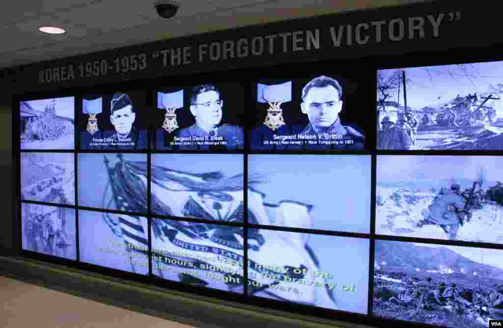 미 국방부 청사 내 한국전쟁 기념 전시관에는 날짜와 지역별로 당시 전쟁 상황을 설명한 지도와 사진들이 게재되어 있다.