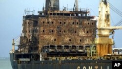 图为2011年9月被可能是索马里海盗的人放火焚烧的船只资料照