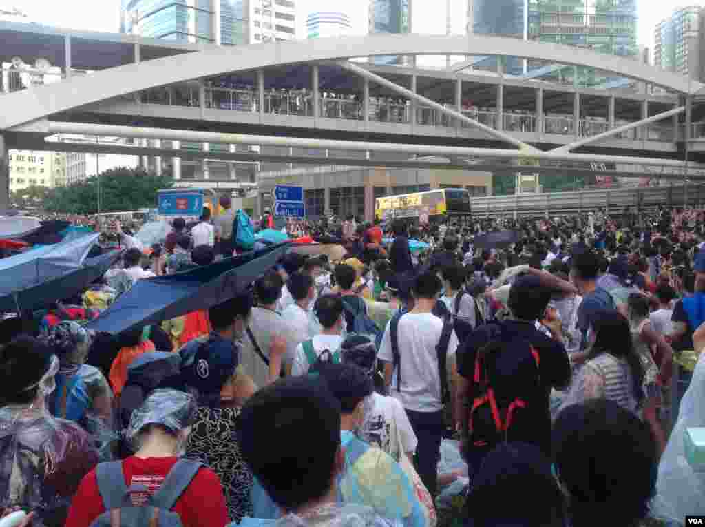 港人声援占中抗拒警方封锁中环金钟多处瘫痪（美国之音海彦拍摄）