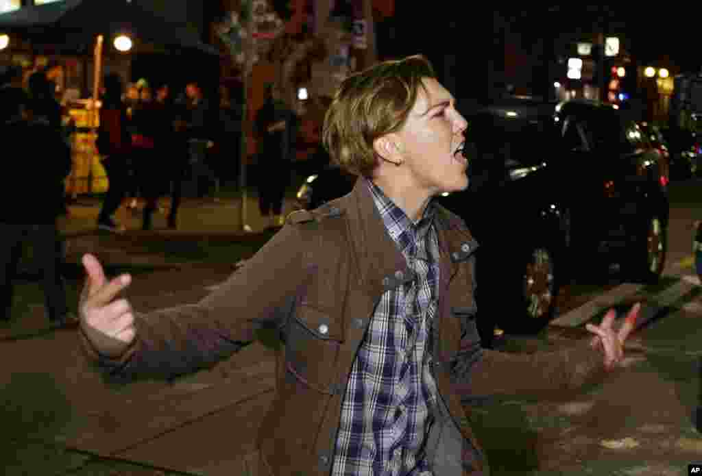 យុវជន​ម្នាក់​ស្រែក​អំឡុងពេល​បាតុកម្ម​ប្រឆាំង​ប្រធានាធិបតី​ជាប់​ឆ្នោត​លោក​ដូណាល់ ត្រាំ​ នៅ​តំបន់​ Capitol Hill ក្រុង Seattle កាល​ពី​ថ្ងៃ​ទី០៩ ខែ​វិច្ឆិកា ឆ្នាំ​២០១៦។