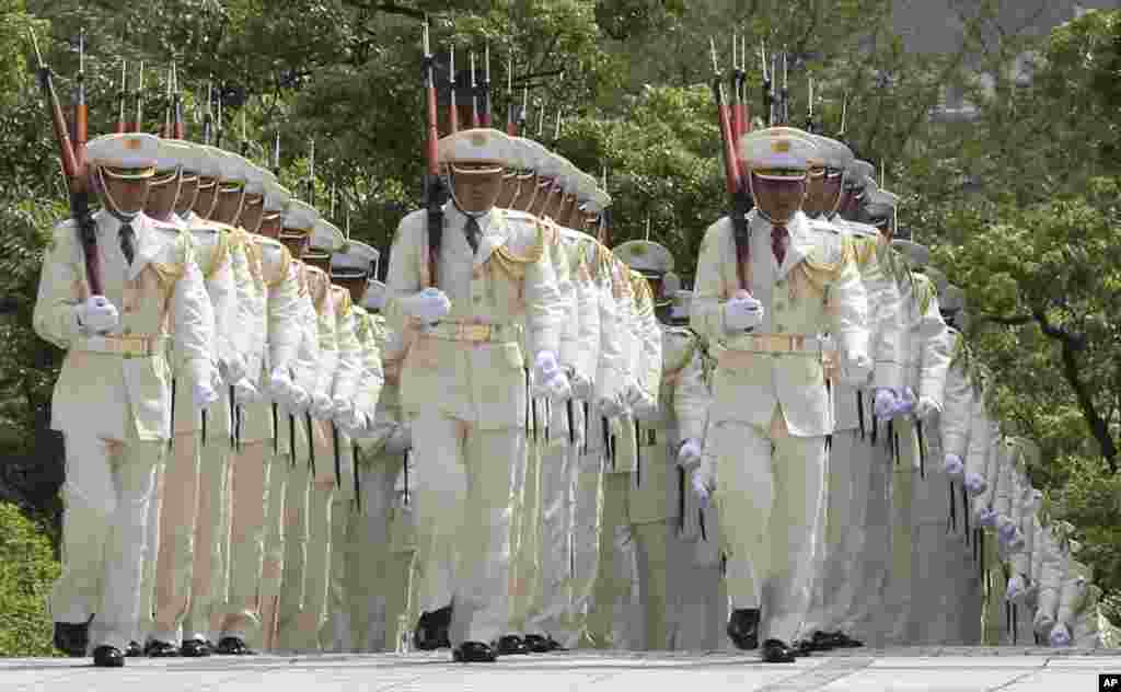 សមាជិកកង​ទាហាន​ល្បាត​កិត្តិយស​ដើរ​ស្រុះ​គ្នា​អំឡុងពេល​ការ​ត្រៀម​លក្ខណៈ​មួយ មុន​នាយករដ្ឋមន្រ្តី​ជប៉ុន​លោក​ Shinzo Abe ចុះ​ពិនិត្យ​មើល​ខ្លួន​ ក្នុង​ពិធី​មួយ​មុន​ជំនួប​របស់​លោក​ជាមួយ​នឹង​មន្រ្តី​ជាន់ខ្ពស់​នៃ​កងកម្លាំង​ការពារជាតិ​ជប៉ុន​ នៅ​ឯ​ក្រសួង​ការពារ​ជាតិ​ក្នុង​ក្រុង​តូក្យូ។&nbsp;