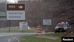 一辆警车停在一个指向通往美国国安局的被关闭的路口上（资料照片）