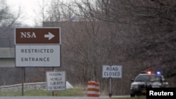 一辆警车停在一个指向通往美国国安局的被关闭的路口上（资料照片）