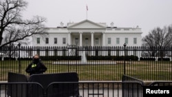 在美国联邦政府部分关闭期间一名美国特勤人员在白宫外继续其警卫职责。（2019年1月12日）