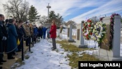 И.о. директора НАСА Джанет Петро выступает с речью на церемонии на Арлингтонском кладбище, 23 января 2025