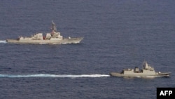 美国海军“约翰逊”号导弹驱逐舰（左）和一艘菲律宾海军护卫舰在南中国海航行。（2023年9月4日）