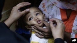 Seorang anak menerima vaksinasi polio di Islamabad, Pakistan, 16 Oktober 2012 (Foto: dok). WHO dan UNICEF menghentikan pelaksanaan vaksinasi polio di Pakistan, menyusul serangan atas para petugas kesehatan di negara itu, Rabu (19/12).