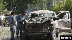 아프가니스탄 경찰이 사고 현장에서 폭발차량을 조사하고 있다 (자료사진)