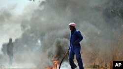 Para pekerja tambang Afsel di tambang Gold One International sebelah timur Johannesburg melakukan aksi unjuk rasa (3/9). 