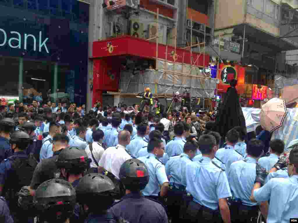 香港警方星期三上午展开强行清场行动（美国之音海彦 拍摄)。