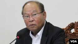 លោក ម៉ម ប៊ុនហេង រដ្ឋមន្រ្តីក្រសួងសុខាភិបាលថ្លែងក្នុងសន្និសីទស្តីពីជំងឺកូវីដ១៩ នៅទីស្តីការក្រសួងសុខាភិបាល នៅថ្ងៃទី៤ ខែឧសភា ឆ្នាំ២០២០។ (កាន់ វិច្ឆិកា/VOA)