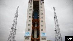 Wahana pembawa satelit dua-tahap Simorgh tampak di landasan peluncuran di lokasi yang tidak diungkap, 28 Januari 2024. (Foto: Kementerinan Pertahanan Iran via AFP)