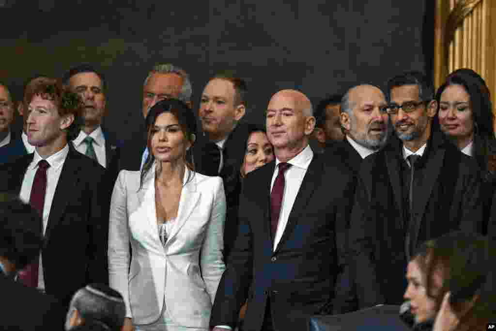 2025 年 1 月 20 日，华盛顿，第 60 届总统就职典礼在美国国会大厦圆形大厅举行，左起分别是：马克&middot;扎克伯格、劳伦&middot;桑切斯（Lauren Sanchez）、杰夫&middot;贝索斯（Jeff Bezos）和桑达尔&middot;皮查伊（Sundar Pichai）。