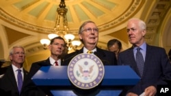 参议院多数党、即共和党领袖麦康奈尔(中间)