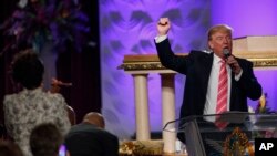 도널드 트럼프 공화당 후보가 3일 디트로이트 시의 흑인 교회를 방문해 지지를 호소하고 있다