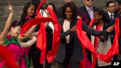 중국을 방문 중인 미셸 오바마 여사가 24일 중국 산시성 시안 성벽에서 전통 무용수와 춤을 추고 있다. 