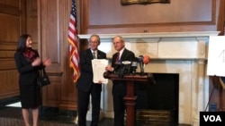 美国参议院外委会主席里施2019年5月8日在国会山酒会中致赠台湾驻美代表高硕泰精印本参议院通过的“重新确认美国对台湾及执行台湾关系法承诺”决议案（美国之音锺辰芳拍摄）