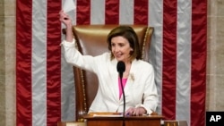 众议院议长佩洛西主持众议院对拜登总统大型社会支出法案的表决。(2021年11月19日)