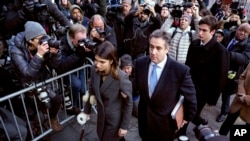 Wakili wa Trump Michael Cohen ( kati ).