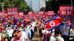 주민 집회에 참가한 북한 평양 시민들이 대로에서 행진하고 있다. (자료사진)