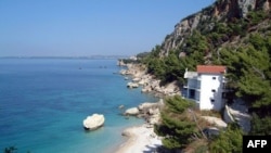 Ndotja e detit në Vlorë largon pushuesit