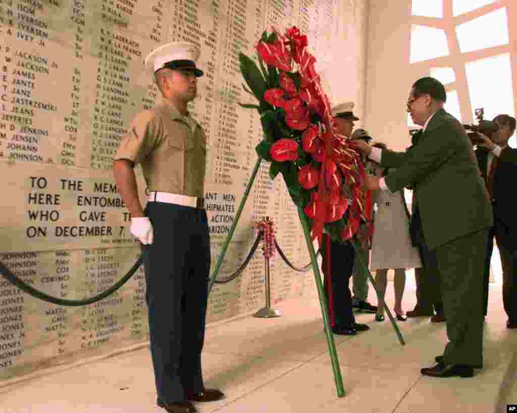 1997年10月26日，中国主席江泽民在美国夏威夷檀香山的亚利桑那战舰纪念馆献花圈