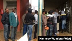 Wapiga kura wasubiri kupiga kura zao katika shule ya Kinyanjui, Nairobi Kenya 