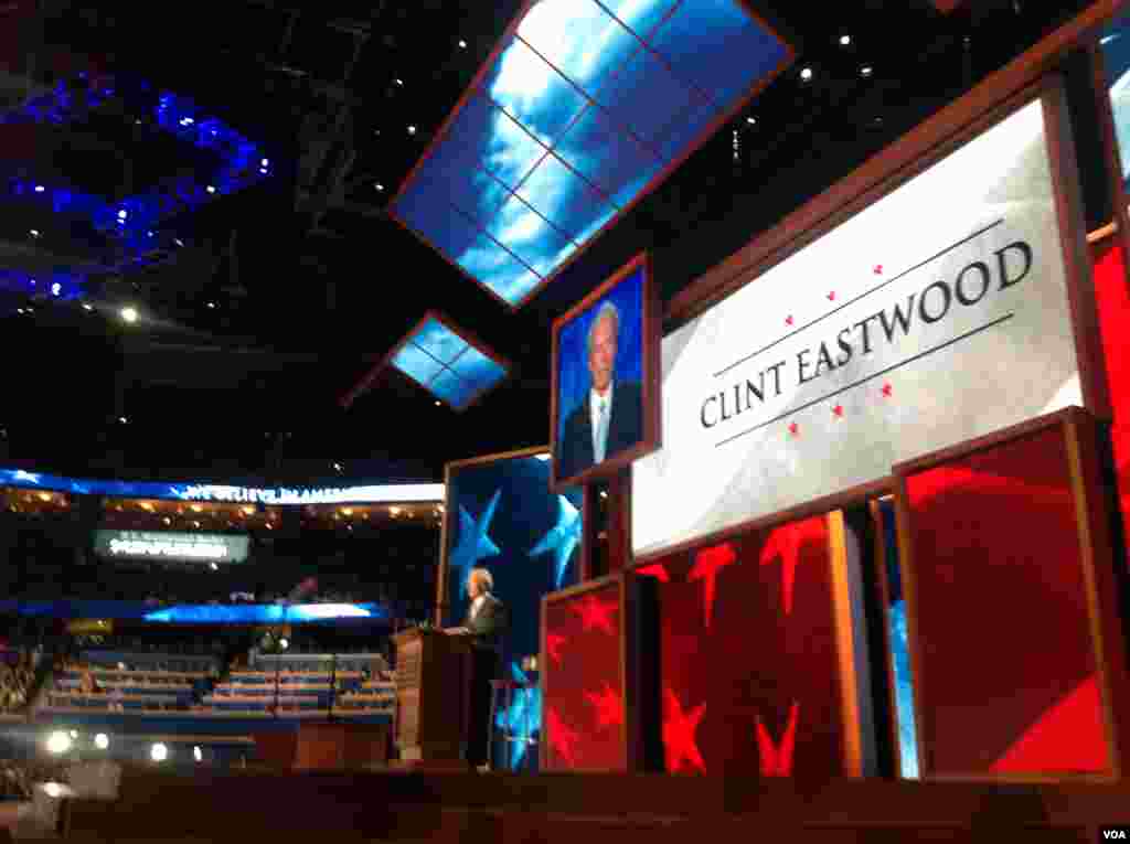 影星克林特&middot;伊斯特伍德登台挺罗姆尼