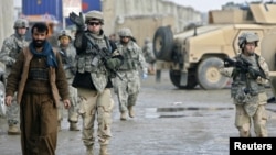 ფოტოზე: ამერიკელი ჯარისკაცები აშშ-ის მთავარ სამხედრო ბაზაზე ბაღრამში