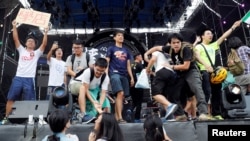 在台湾大学校园举办的“中国新歌声”演唱会上，有学生登上舞台抗议，其中有人拿着主张台独的旗子（2017年9月24日）