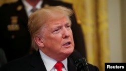 Shugaban Amurka Donald Trump yayin da yake tsokaci kan sakonnin bam da aka aikawa wasu manyan tsoffin jami'an gwamnati.