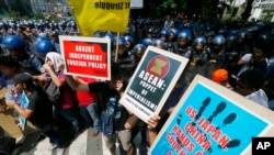 2017年4月28日,示威者在美国驻菲律宾大使馆前抗议他们所说的"美国,日本和中国对东盟的干涉".