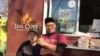 Dewi dan Andre Masfar, pemilik "Java Cove Indonesian Kitchen" food truck di Washington, D.C (dok: VOA)