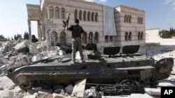 시리아 알레포에서 자유시리아군과의 교전으로 인해 파괴된채 방치되어있는 정부군 탱크