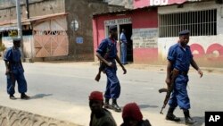 Una patrouille de police dans le quartier Musaga de Bujumbura
