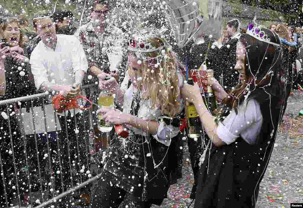 Mahasiswa dan mahasiswi dari Universitas Oxford mendapat taburan &quot;pernak-pernik sampah&quot; setelah menyelesaikan ujian mereka di Oxford, Inggris Selatan. Menaburkan berbagai benda&nbsp; kecil ke rekan-rekan mereka yang baru menyelesaikan ujian telah menjadi tradisi di Universitas Oxford.