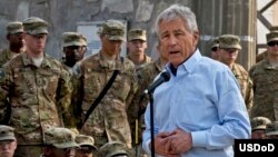 Menhan AS, Chuck Hagel mengunjungi tentara AS di Afghanistan (9/3). Tentara AS di Afghanistan menjadi target rencana serangan al-Qaida.