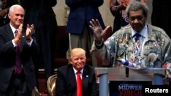 유명 권투 프로모터 돈 킹(오른쪽)이 21일 오하이오주 클리블랜드 하이츠에서 열린 종교지도자 행사에서 도널드 트럼프(가운데) 공화당 대통령 후보를 소개하고 있다. 왼쪽은 마이크 펜스 부통령 후보.
