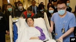Mantan pemimpin redaksi suratkabar Ming Pao, Kevin Lau, dipindahkan ke bangsal privat di rumah sakit Hong Kong (1/3). 