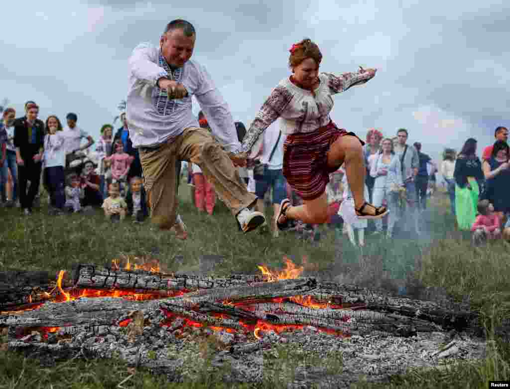 មនុស្សម្នា​លោត​ពី​លើ​ភ្លក់​ភ្លើង​នៅ​អំឡុងពេល​ថ្ងៃ​បុណ្យ​ឈប់​សម្រាក Ivana Kupala ក្នុង​ក្រុង​កៀវ ប្រទេស​អ៊ុយក្រែន កាល​ពី​ថ្ងៃ​ទី០៦ ខែ​កក្កដា ឆ្នាំ​២០១៦។&nbsp;