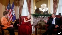 2014年3月6日，当时的国会众议院议长约翰·博纳和众议院少数党领袖南希·佩洛西在国会上与达赖喇嘛会面（资料图）